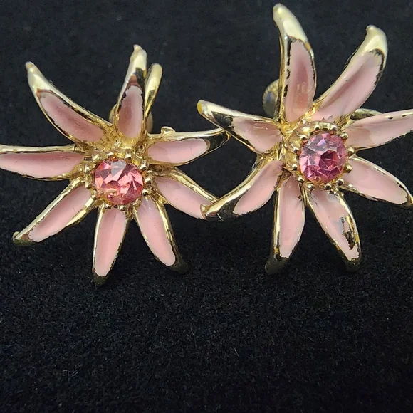 SE16 Gold and Pink Color Floral Screw-on Earrings For No Pierced Ears - Picture 2 of 8